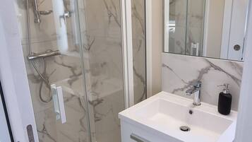 Douche, sĂšche-cheveux, serviettes fournies, savon