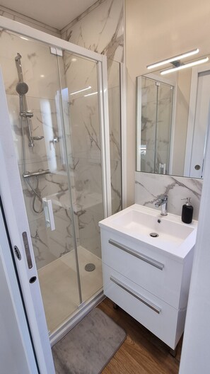 Douche, sèche-cheveux, serviettes fournies, savon