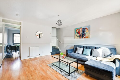 Spacious 2 bed house in London - Off street parking and Garden