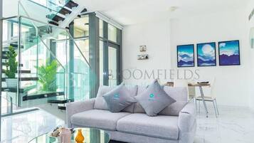 Leilighet, balkong, kanalutsikt | Oppholdsområde