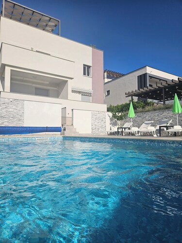 Apartment for 4 people with mountain view and pool use