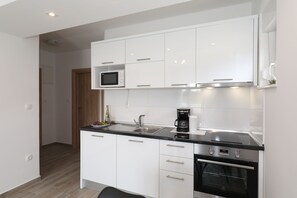 Fridge, microwave, oven, stovetop - Apartment for 4 people with mountain view and pool use (Seline)