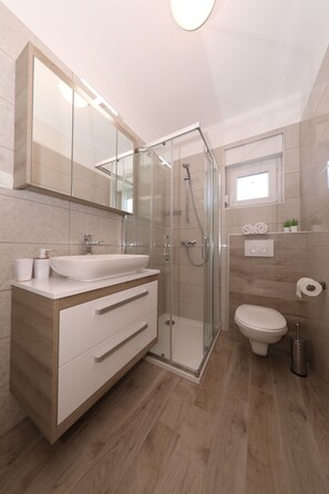 Shower, towels, toilet paper - Apartment for 4 people with mountain view and pool use (Seline)