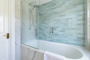 Shower, hair dryer, towels - Fulham Park Family Home, by Veeve (London)