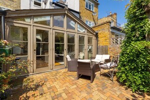 Outdoor dining - Fulham Park Family Home, by Veeve (London)