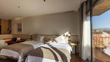 Tomannsrom – signature, utsikt mot høyde | Blendingsgardiner, lydisolert, strykejern/-brett og wi-fi (inkludert)