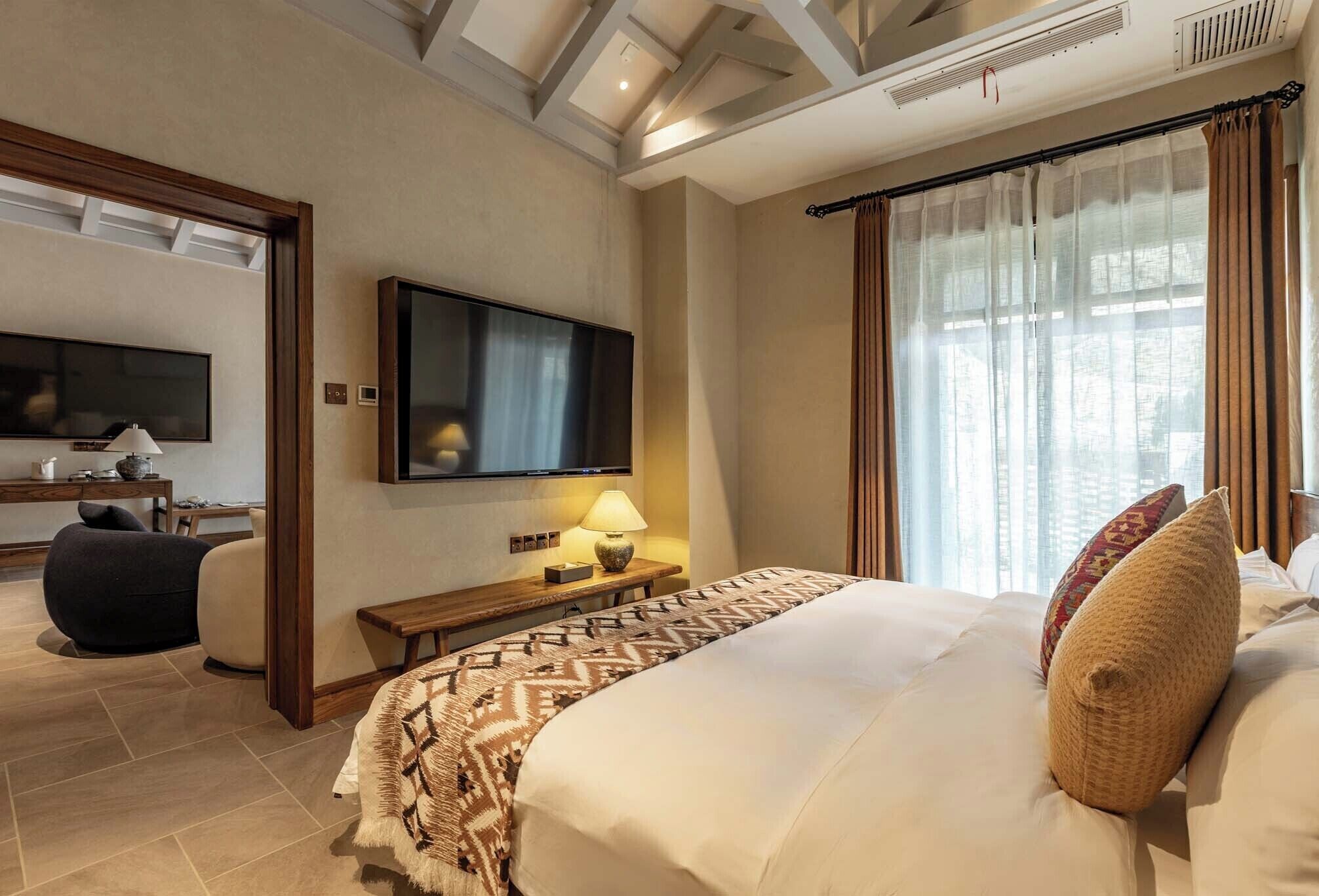 Suite – standard, utsikt mot høyde | Blendingsgardiner, lydisolert, strykejern/-brett og wi-fi (inkludert)