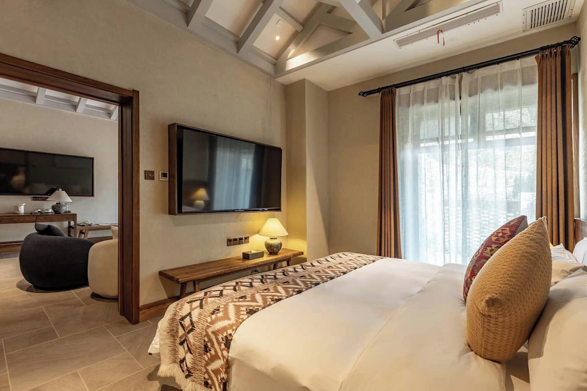 Suite – standard, utsikt mot høyde | Blendingsgardiner, lydisolert, strykejern/-brett og wi-fi (inkludert)