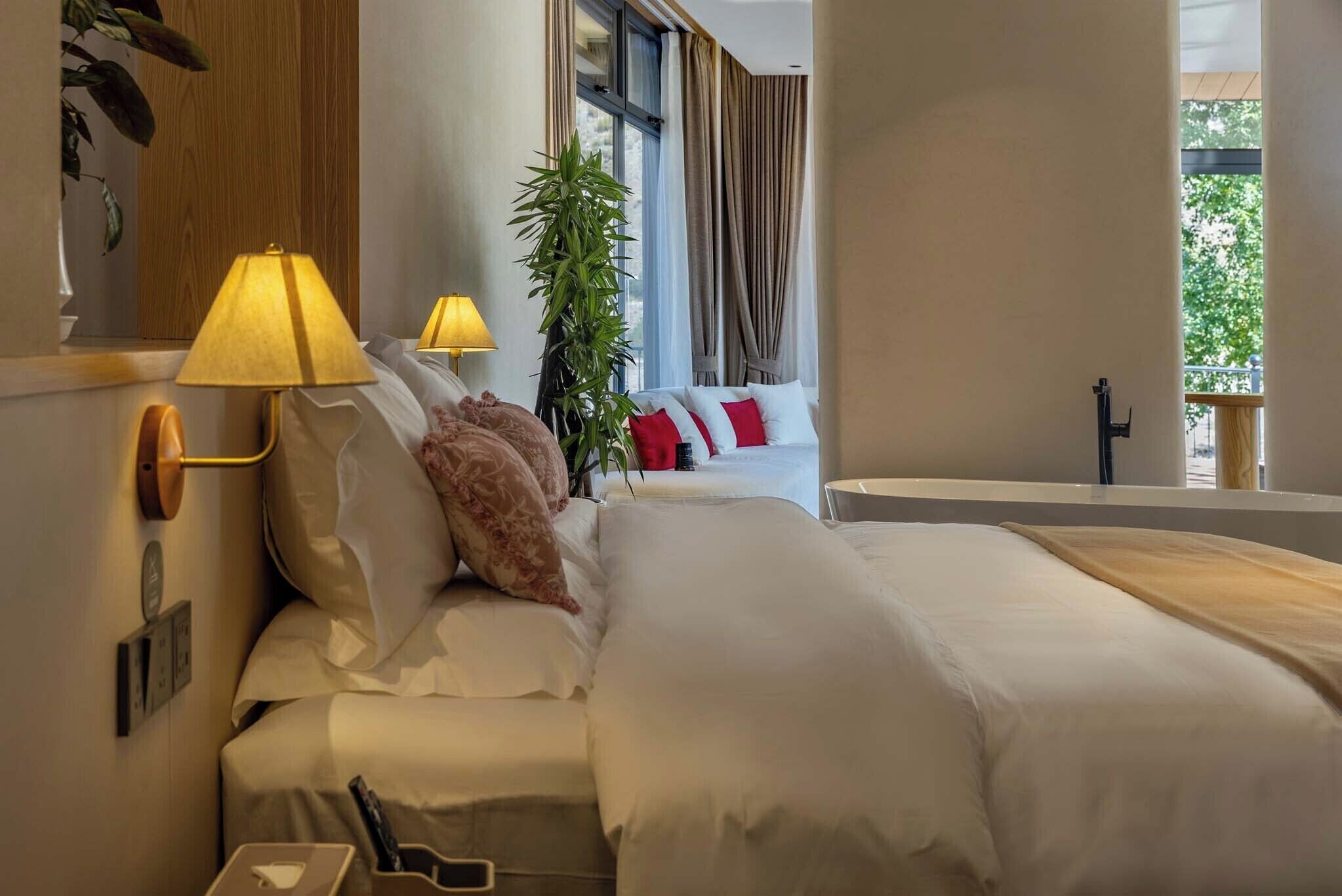 Suite – comfort, utsikt mot høyde | Blendingsgardiner, lydisolert, strykejern/-brett og wi-fi (inkludert)