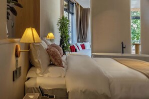 Comfort Suite, Hill View | Blackout drapes, soundproofing, iron/ironing board, free WiFi