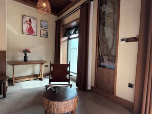 Habitación estándar con 2 camas individuales, vista a la colina | Cortinas blackout, insonorización y tabla de planchar con plancha 