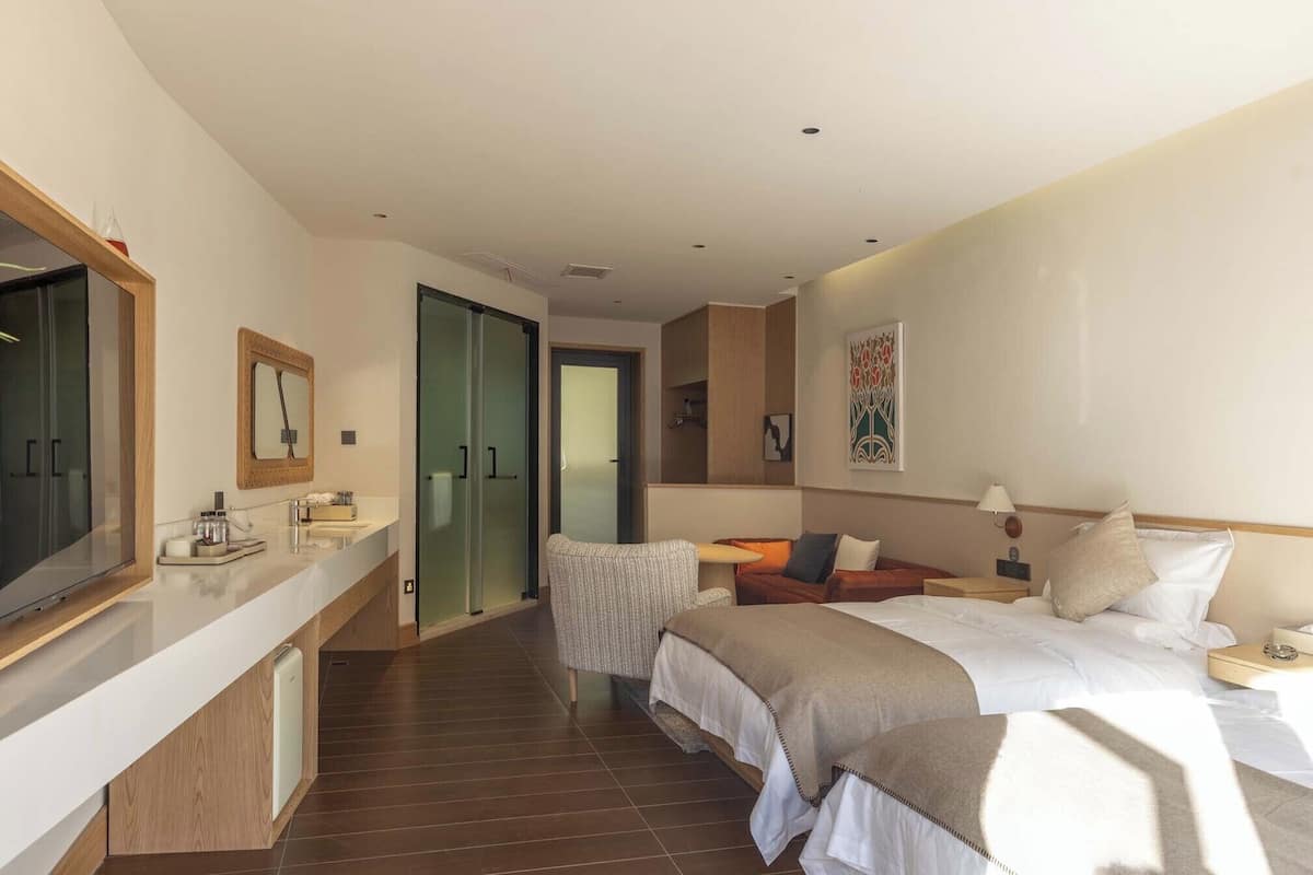 Tomannsrom – signature, utsikt mot høyde | Blendingsgardiner, lydisolert, strykejern/-brett og wi-fi (inkludert)