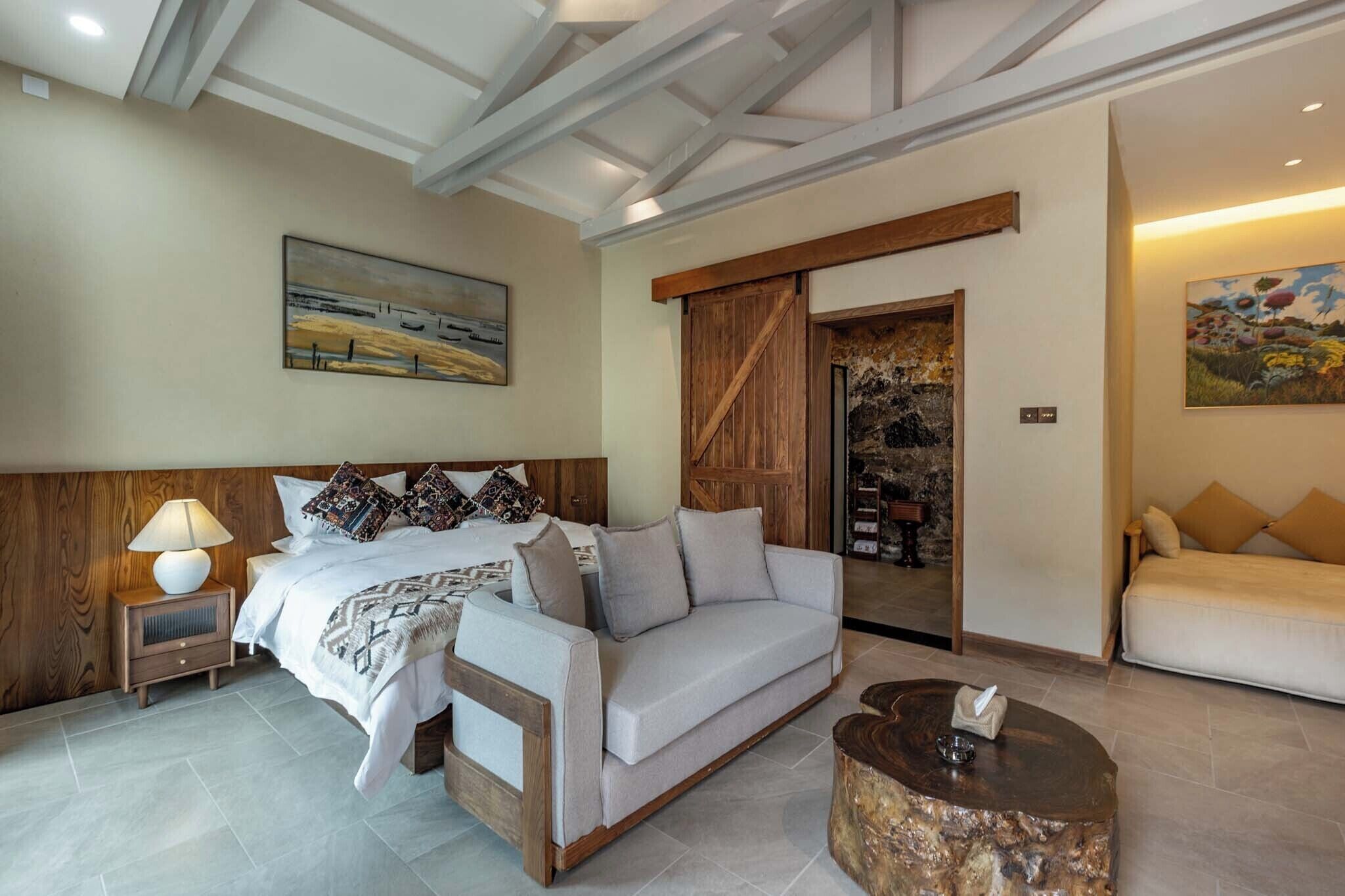 Dobbeltrom – standard, utsikt mot høyde | Blendingsgardiner, lydisolert, strykejern/-brett og wi-fi (inkludert)