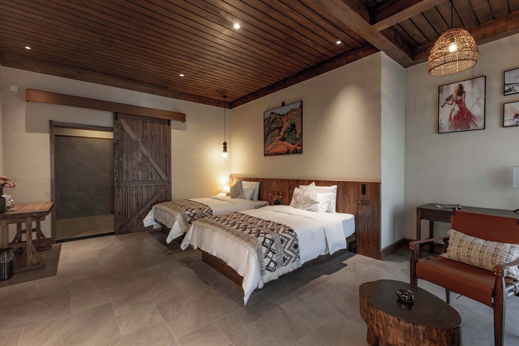 Tomannsrom – standard, utsikt mot høyde | Blendingsgardiner, lydisolert, strykejern/-brett og wi-fi (inkludert)