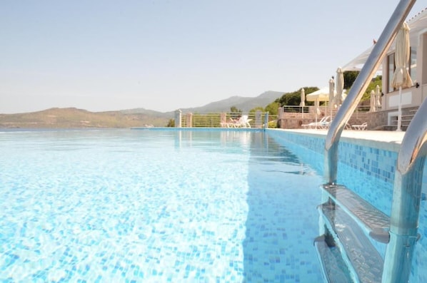 Kauden mukainen ulkouima-allas