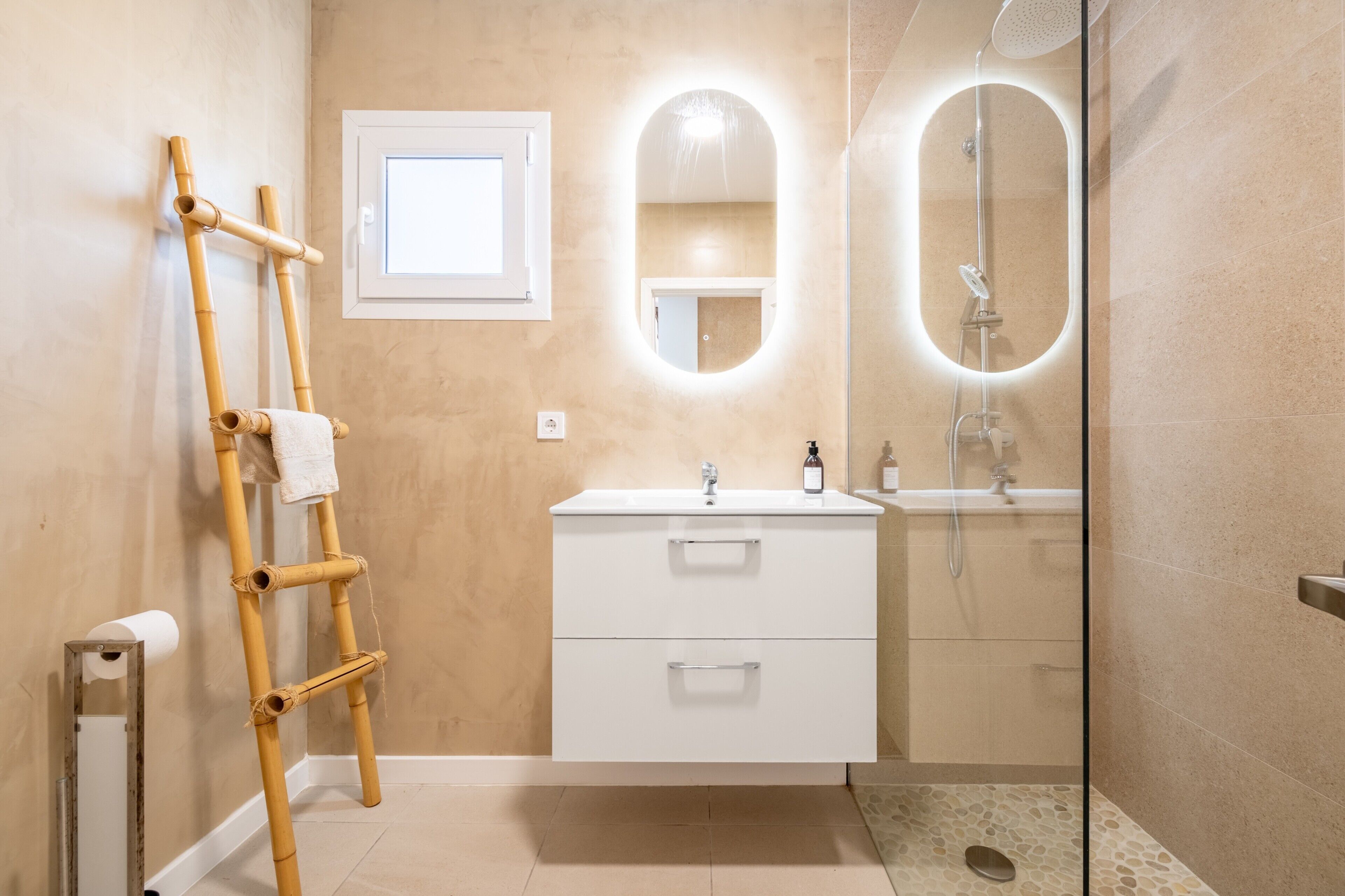 Douche, sèche-cheveux, serviettes fournies