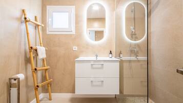 Douche, sèche-cheveux, serviettes fournies