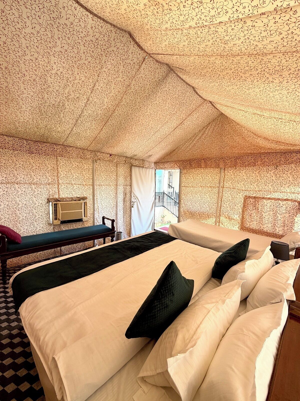 Tent | Free WiFi