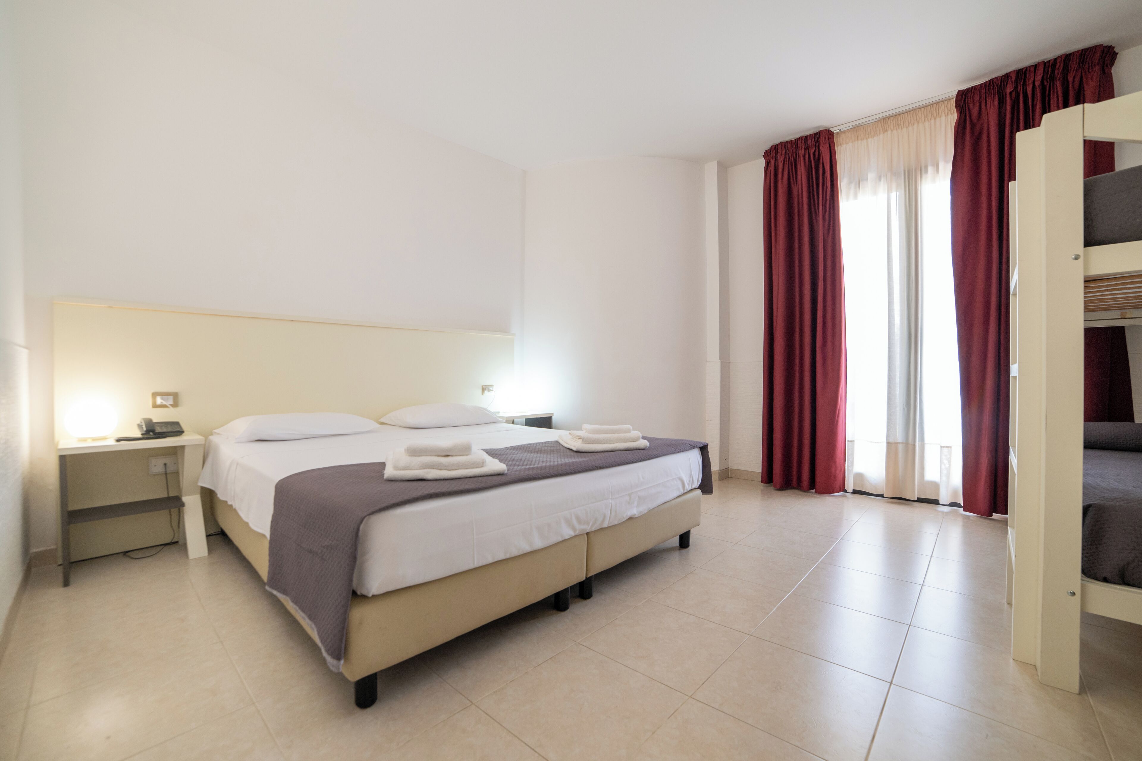 Doppel- oder Zweibettzimmer | Schreibtisch, Bettwäsche