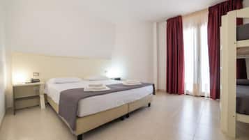 Phòng đôi hoặc 2 giường đơn | Bàn, bộ trải giường