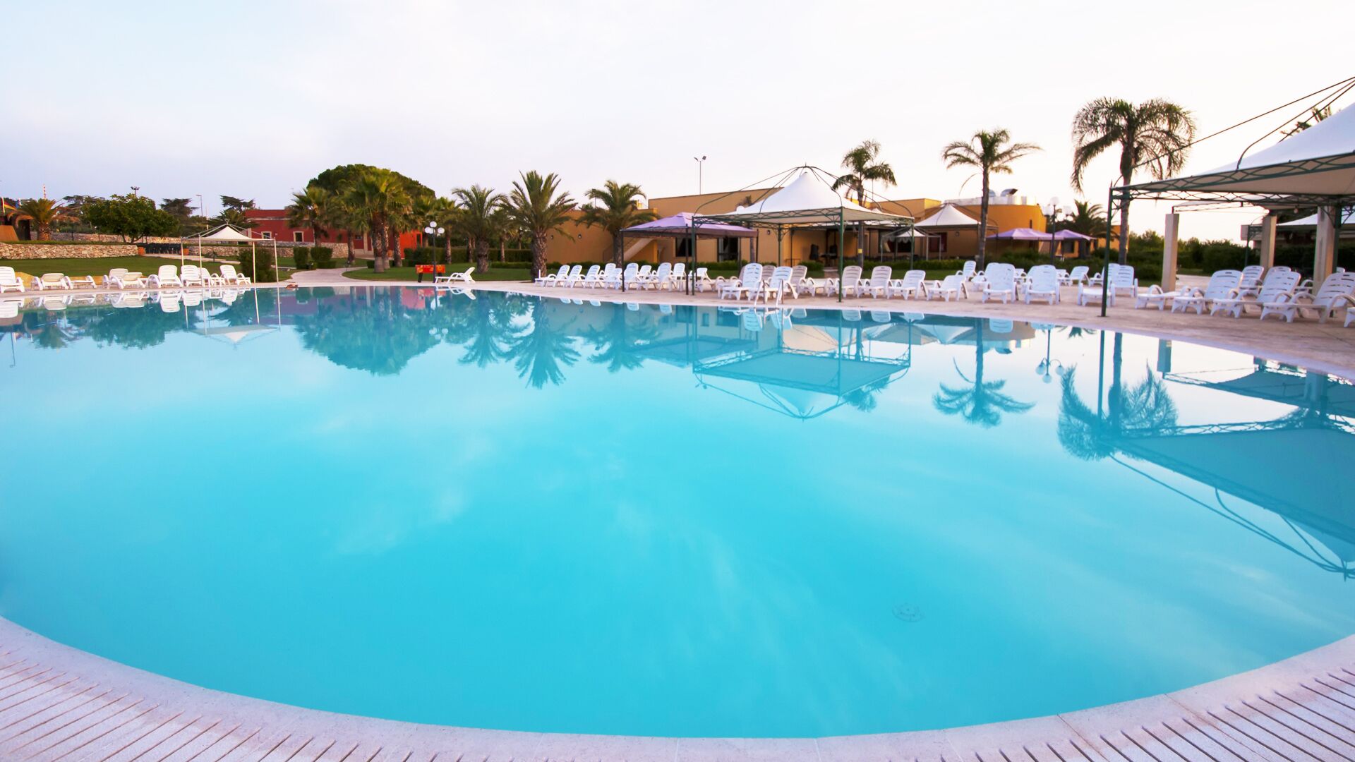 Una piscina al aire libre de temporada