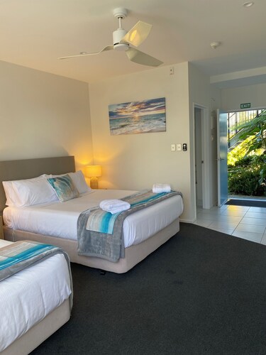 ~TIDES at Carters~
Modern Beachside Studio next to beach, domain, coastal trail.