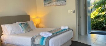 ~TIDES at Carters~
Modern Beachside Studio next to beach, domain, coastal trail.