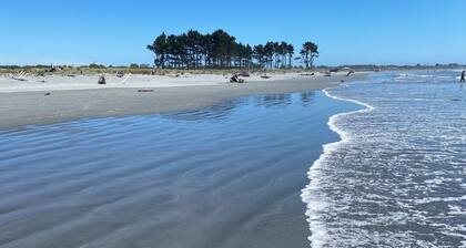 ~TIDES at Carters~
Modern Beachside Studio next to beach, domain, coastal trail.