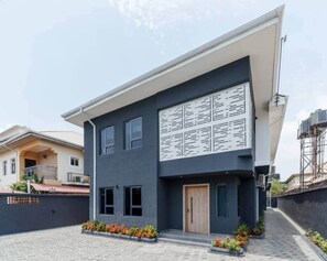 Exterior - Haven| Two Bedroom Apartment in Lekki Phase 1. (Lekki)