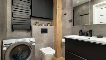 Een douche, een haardroger, handdoeken, shampoo