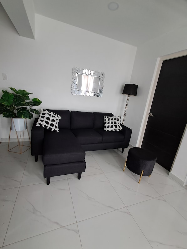 Smart TV, DVD player - Lovely 2-bedroom Private house with AC in perfect Oranjestad location (Oranjestad)
