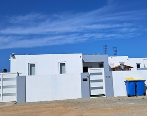 Exterior - Lovely 2-bedroom Private house with AC in perfect Oranjestad location (Oranjestad)