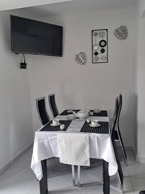 Dining - Lovely 2-bedroom Private house with AC in perfect Oranjestad location (Oranjestad)