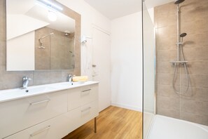 Shower, hair dryer - Maison Ty an traon – Spacious Renovated House 4km from Bénodet (Clohars-Fouesnant)