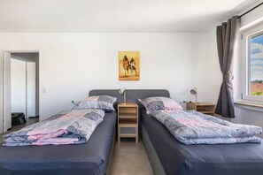 2 bedrooms, WiFi, bed sheets - Apartment 'Little Cowhorse Ranch' with Balcony and Wi-Fi (Münsingen)