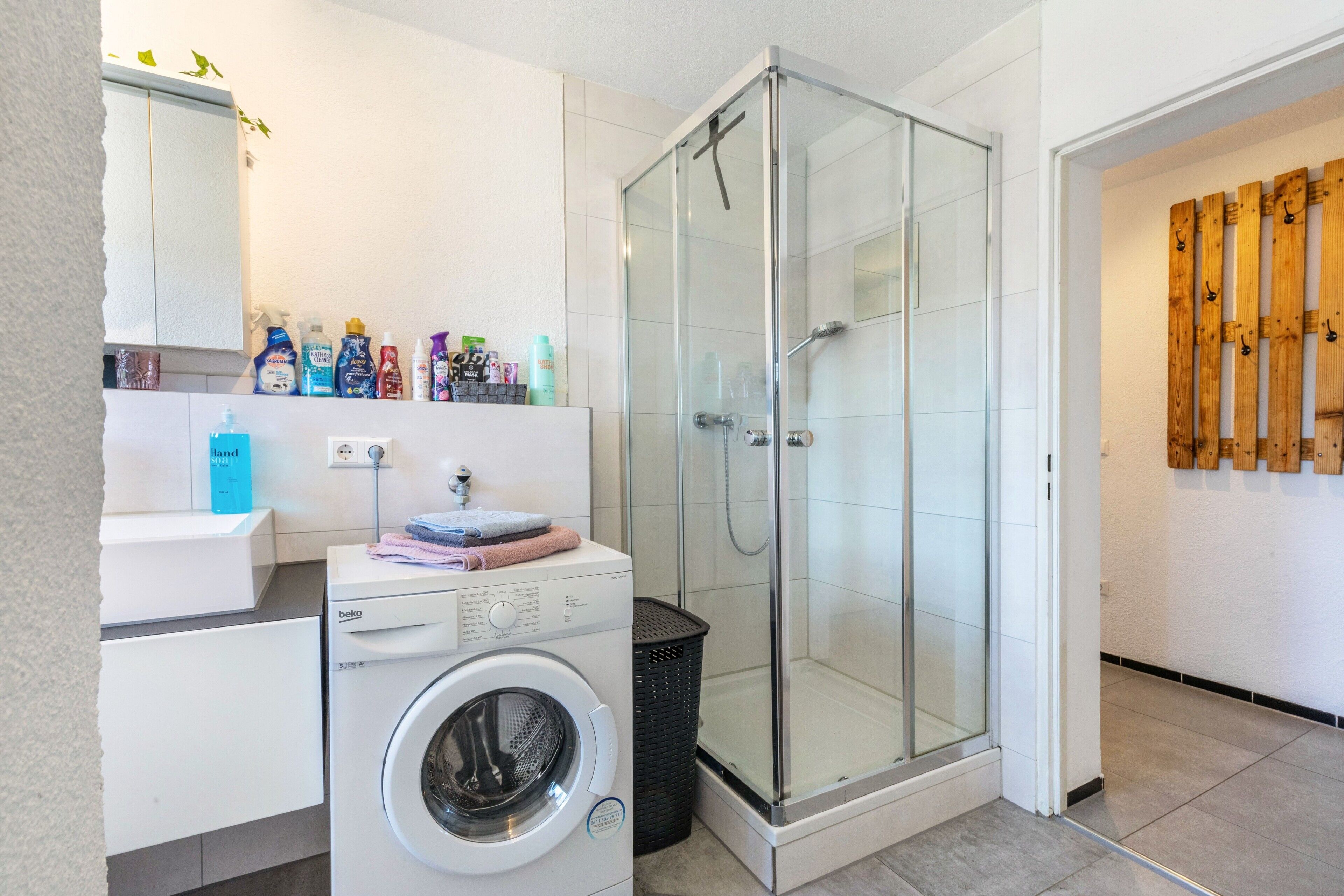 Dusche, kostenlose Toilettenartikel, Haartrockner, Handtücher