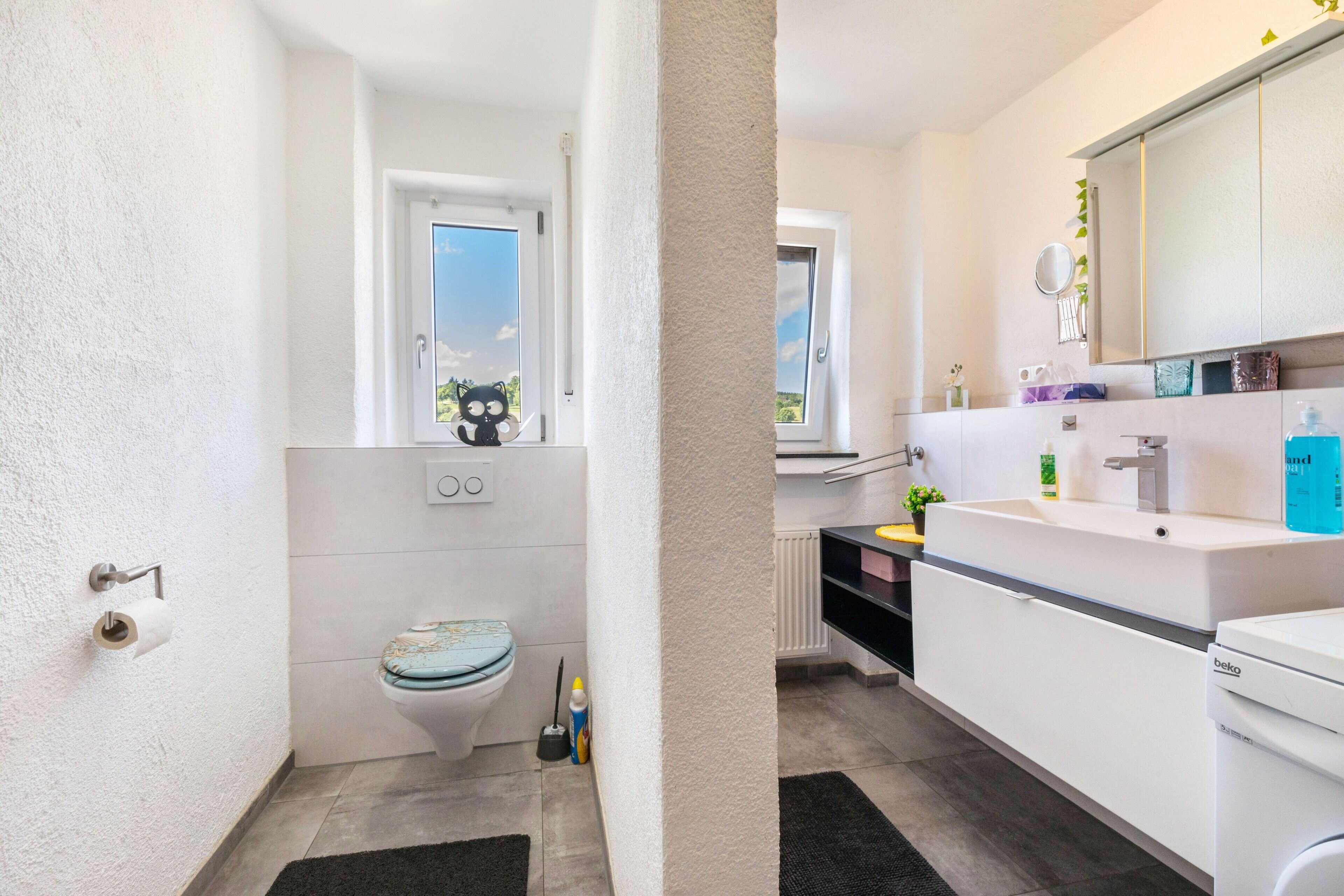 Dusche, kostenlose Toilettenartikel, Haartrockner, Handtücher