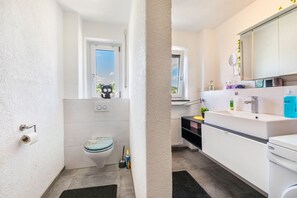 Shower, free toiletries, hair dryer, towels - Apartment 'Little Cowhorse Ranch' with Balcony and Wi-Fi (Münsingen)