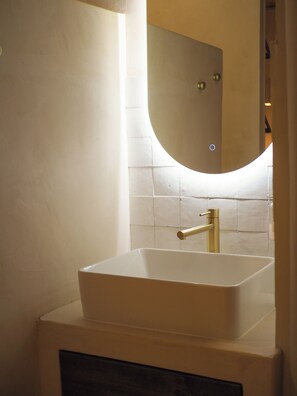 Shower, jetted bath, hair dryer, towels