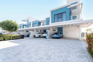 Exterior - Free housekeeping visits during your stay - StayShort - 6BR Villa in Damac Lagoons that Sleeps 11 (Damac Lagoons)