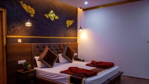 Un dormitorio moderno con una cama grande, cabecero de madera y decoración mural.
