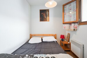 1 bedroom, iron/ironing board - Dialy Manigod Apartment – Stunning Aravis View, Balcony & Ski-in/Ski-out Access! (Manigod)