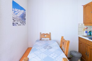 Dining - Dialy Manigod Apartment – Stunning Aravis View, Balcony & Ski-in/Ski-out Access! (Manigod)