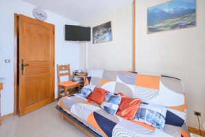 Una televisión, un reproductor de DVD, un reproductor estéreo