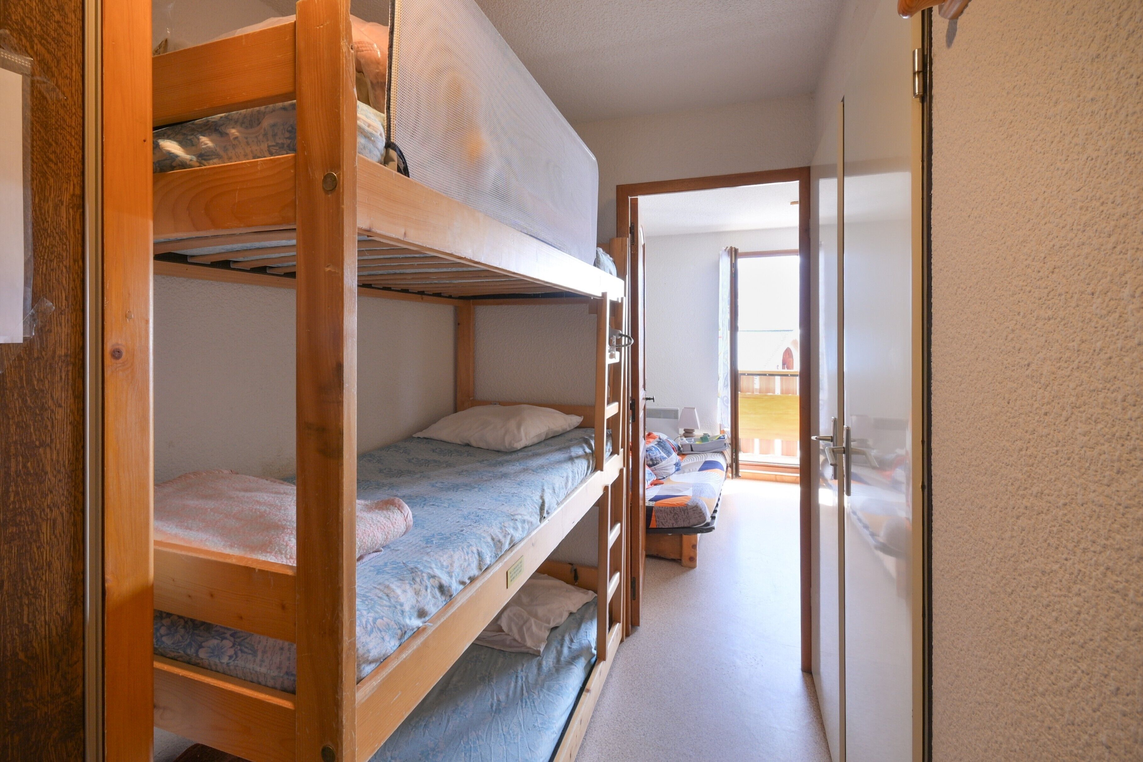 1 chambre, fer et planche à repasser