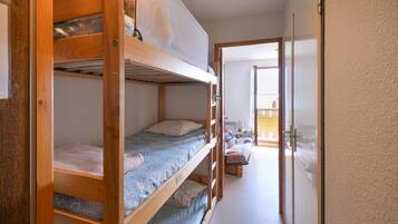 1 chambre, fer et planche à repasser