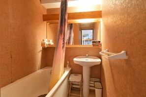 Shower, hair dryer - Dialy Manigod Apartment – Stunning Aravis View, Balcony & Ski-in/Ski-out Access! (Manigod)