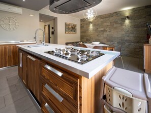 Fridge, oven, dishwasher, cookware/dishes/utensils - Wohnung Two Palms by Interhome (Avola)