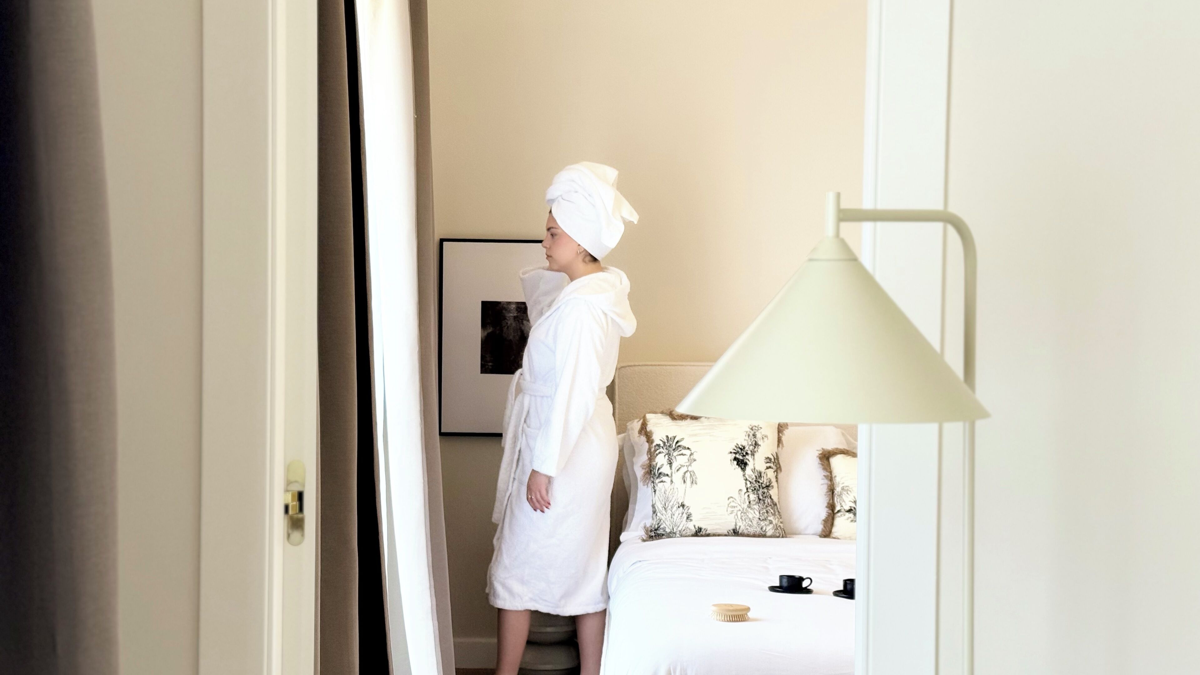 Cubrecamas, minibar con artículos gratuitos y decoración personalizada 