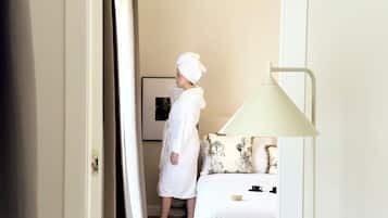 Cubrecamas, minibar con artículos gratuitos y decoración personalizada